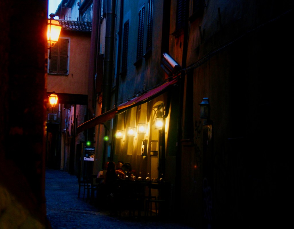 Ferrara_by_night.jpg